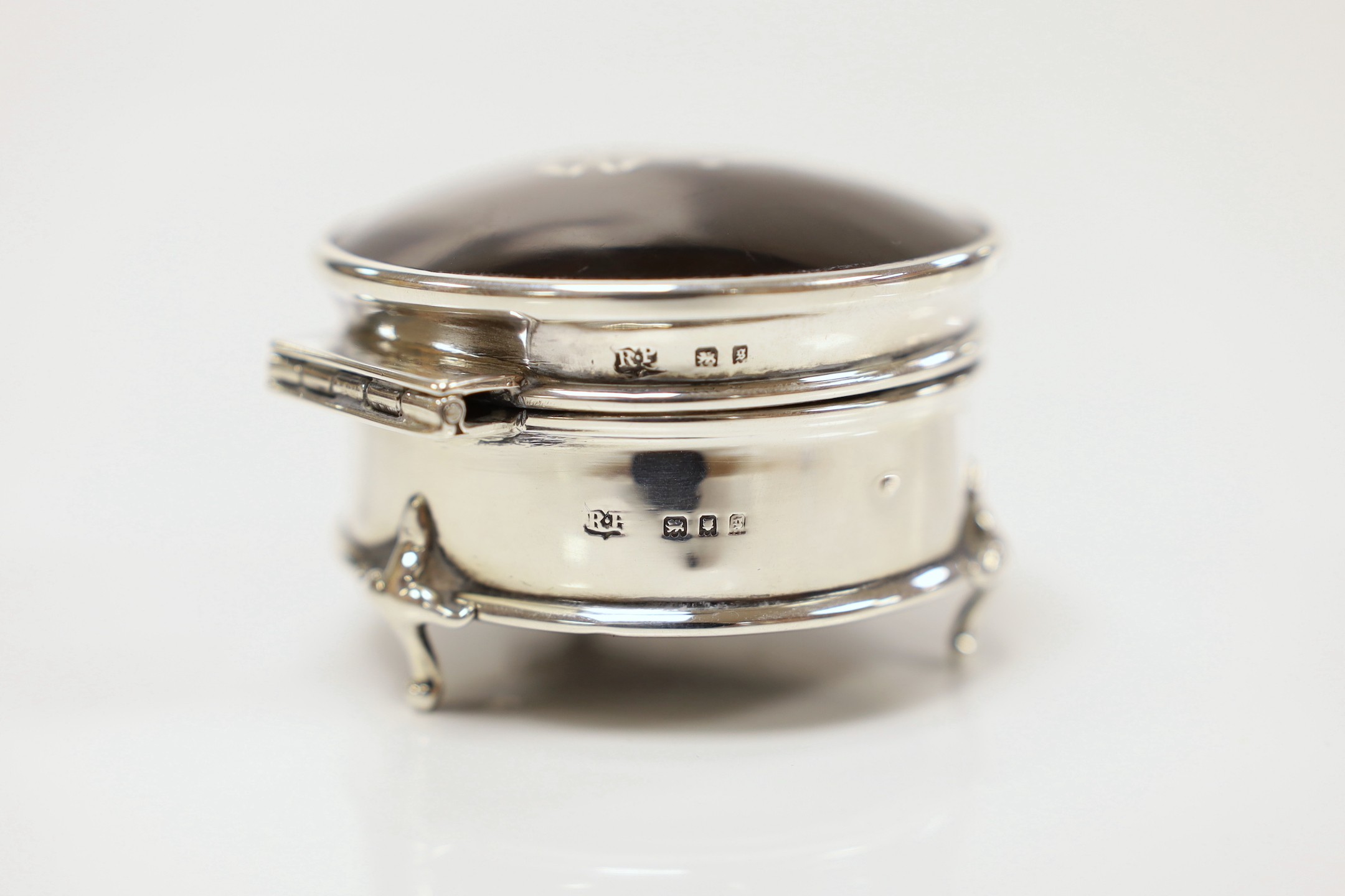 A George V silver and tortoiseshell pique mounted circular trinket box, Robert Pringle & Sons, London, 1922, 62mm.